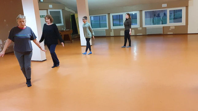 4 debout_Marche pieds colles serres